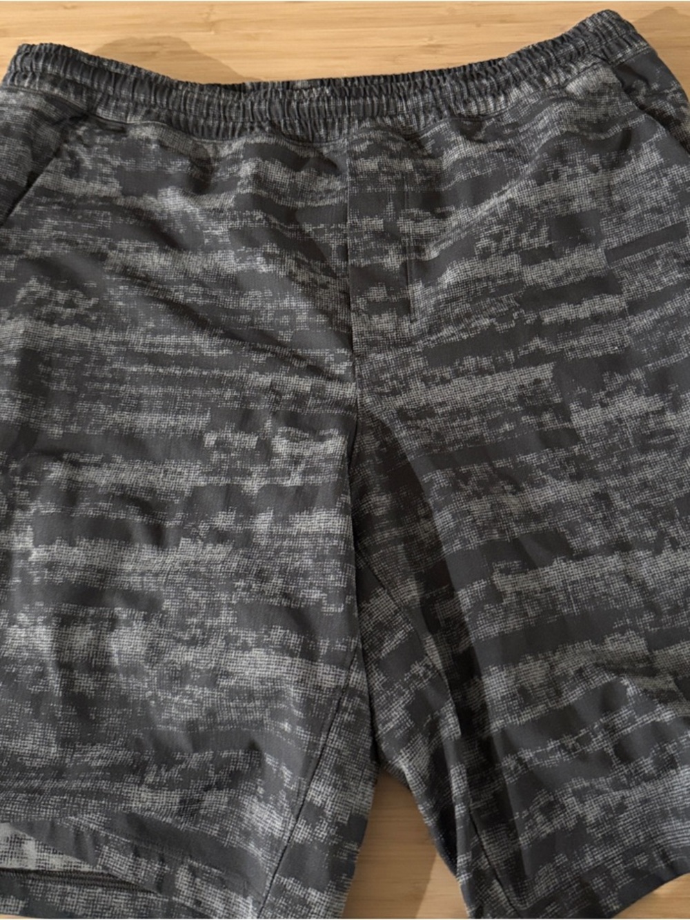 lululemon athletica Men's Lined Gray Camouflage Athletic Shorts